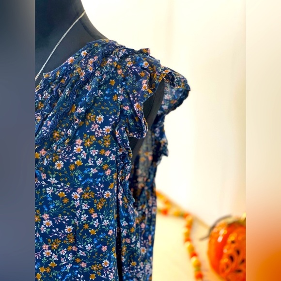 Floral Navy Blouse 🌺 - Picture 2 of 7
